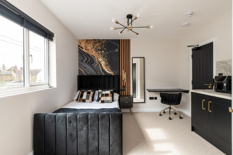 Professional room with workstation at 4 Gordon Road for commuters from Gillingham